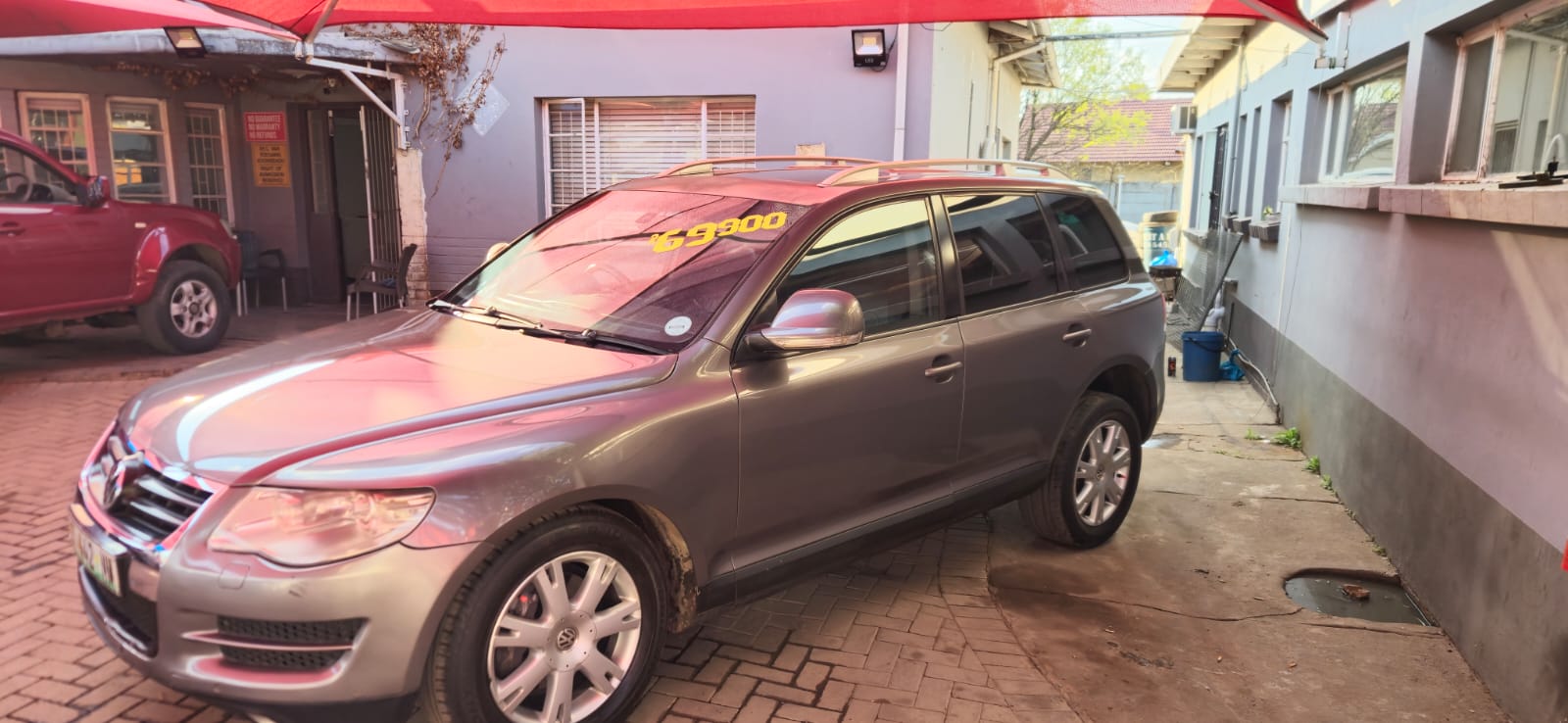 2010 Volkswagen Touareg V6 TDI, front view